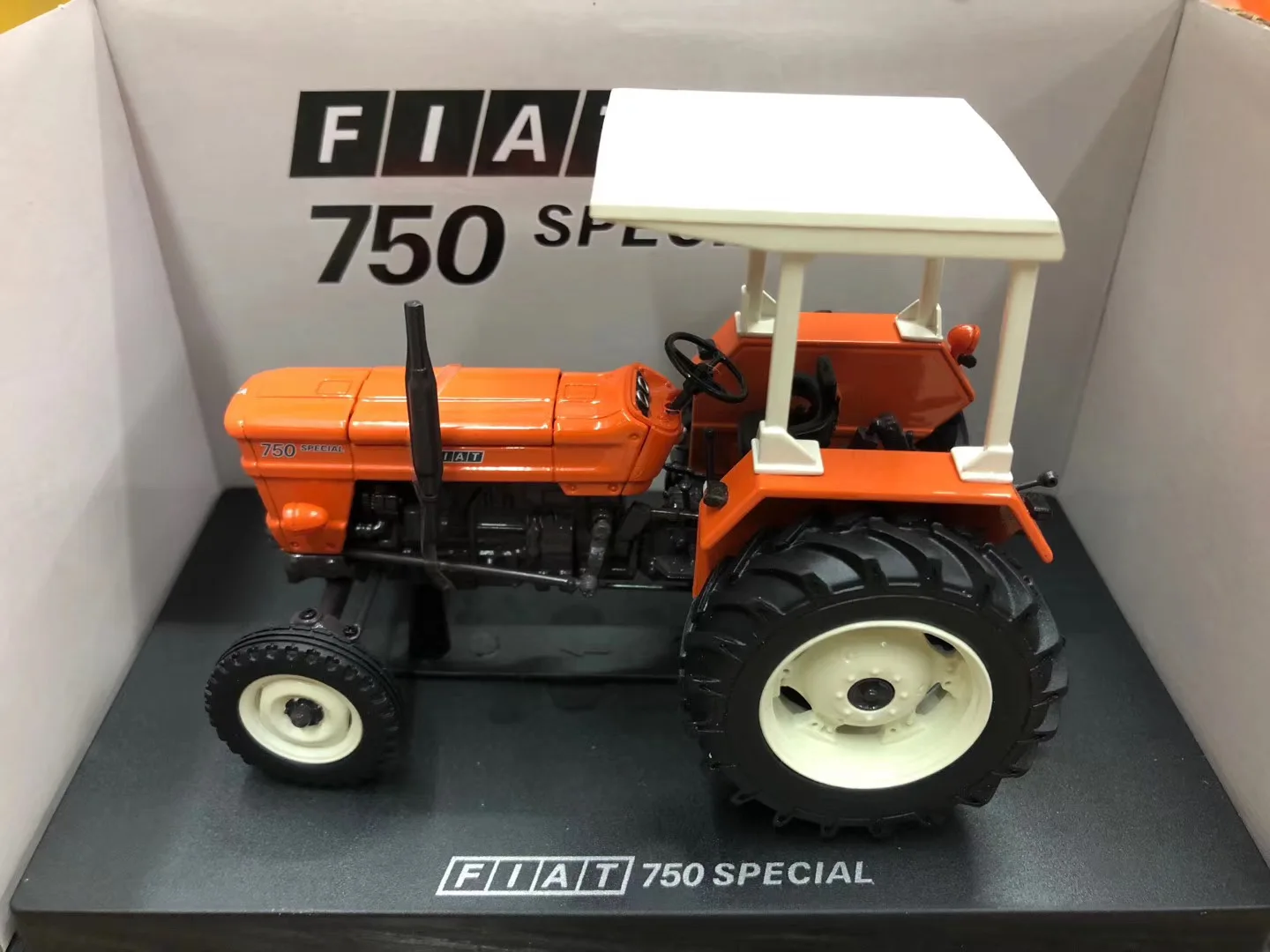 

Специальный трактор UH 1:32 FIAT 750, модель 5255 из сплава, подарки, Сувенирные игрушки