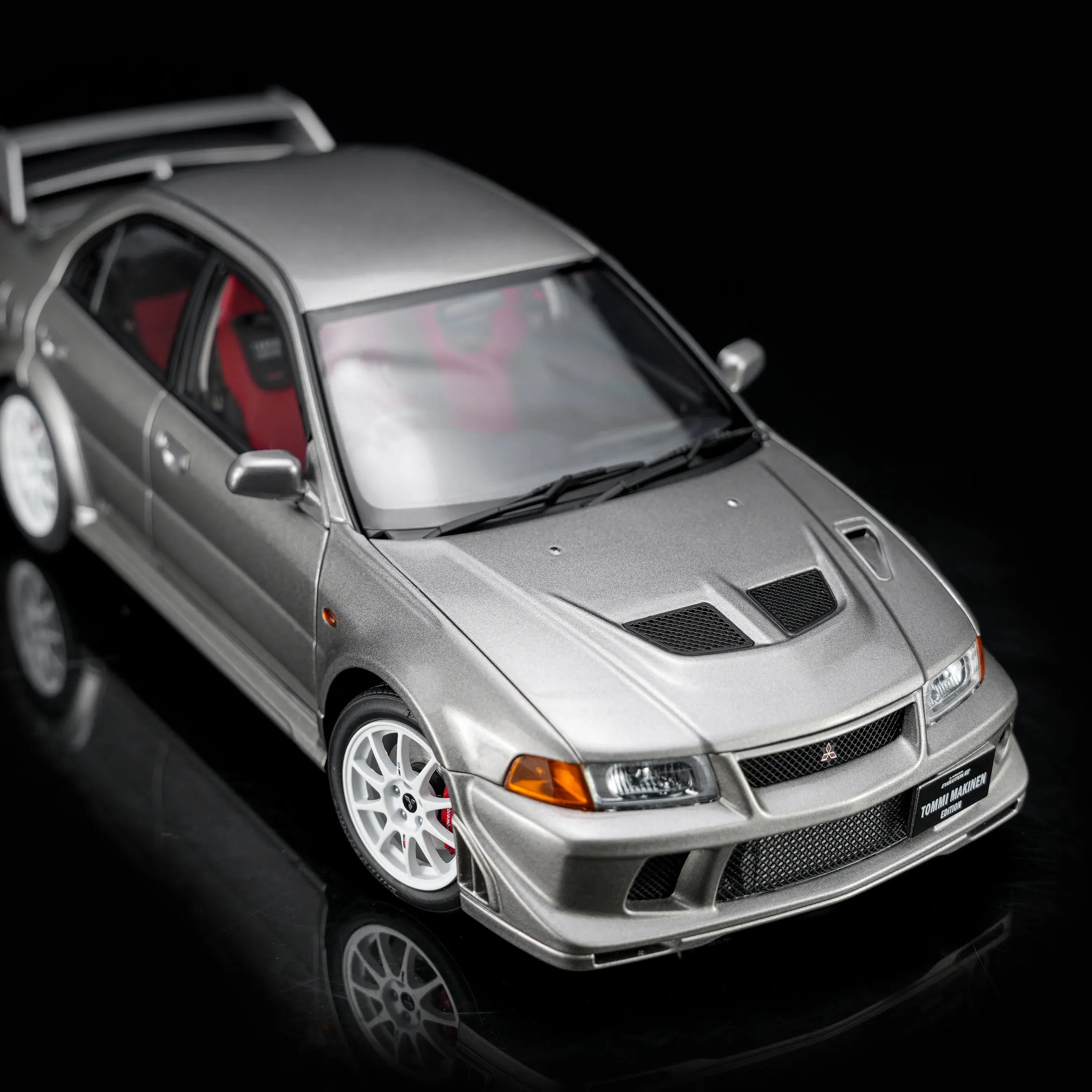 Фото Коллекционная модель автомобиля Motorhelix 1:18 Mitsubishi Evolution VI (6.5) из сплава, лимитированная серия, украшение для рабочего стола №5