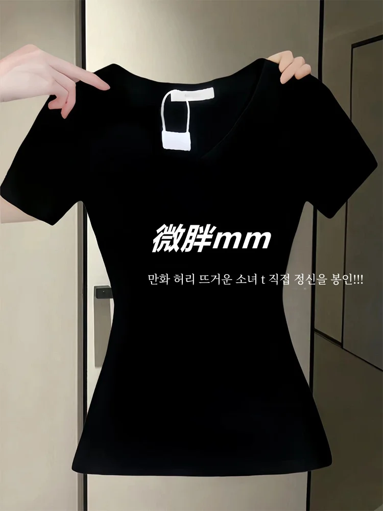 Черная футболка с U-образным вырезом и коротким рукавом женская летняя рисунком