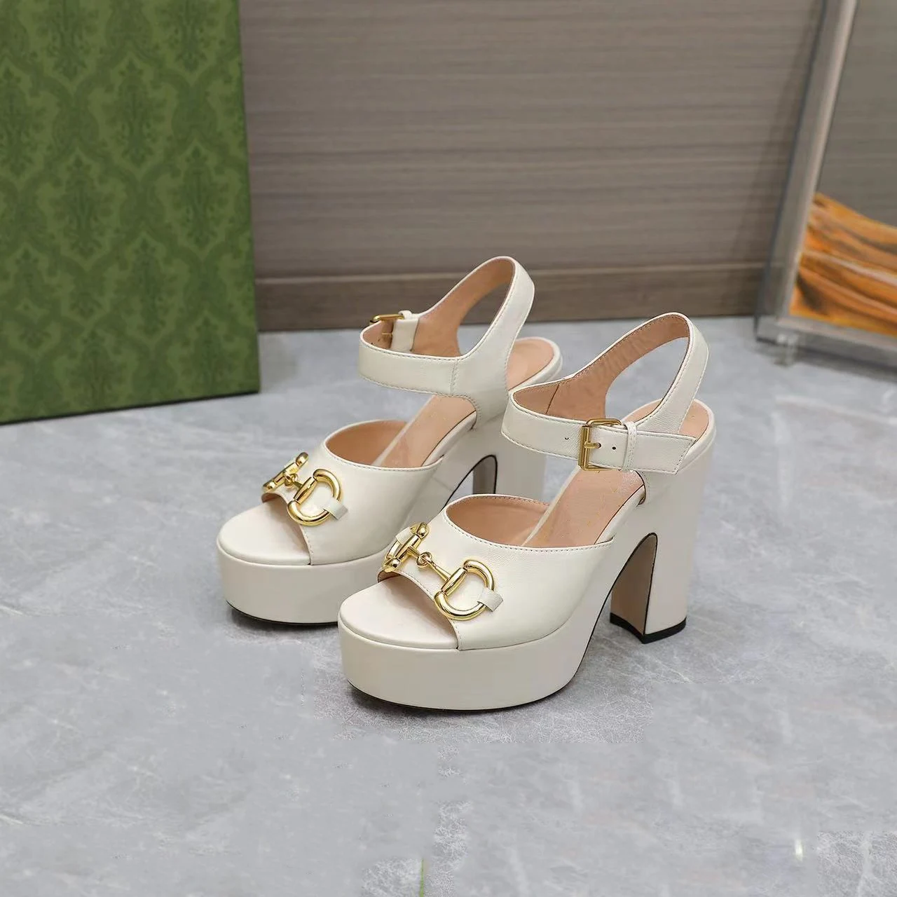 

Designer Luxury High Heels Women Sandals Metallic Laminate Leathers Flat Middle High Heel Sandal Summer Beach Wedding Shoe Dress