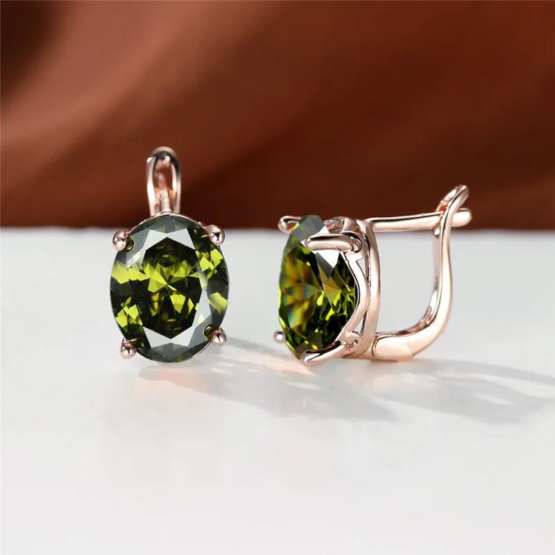 Серьги с радужными кристаллами и овальным камнем Разноцветные серьги цвет под