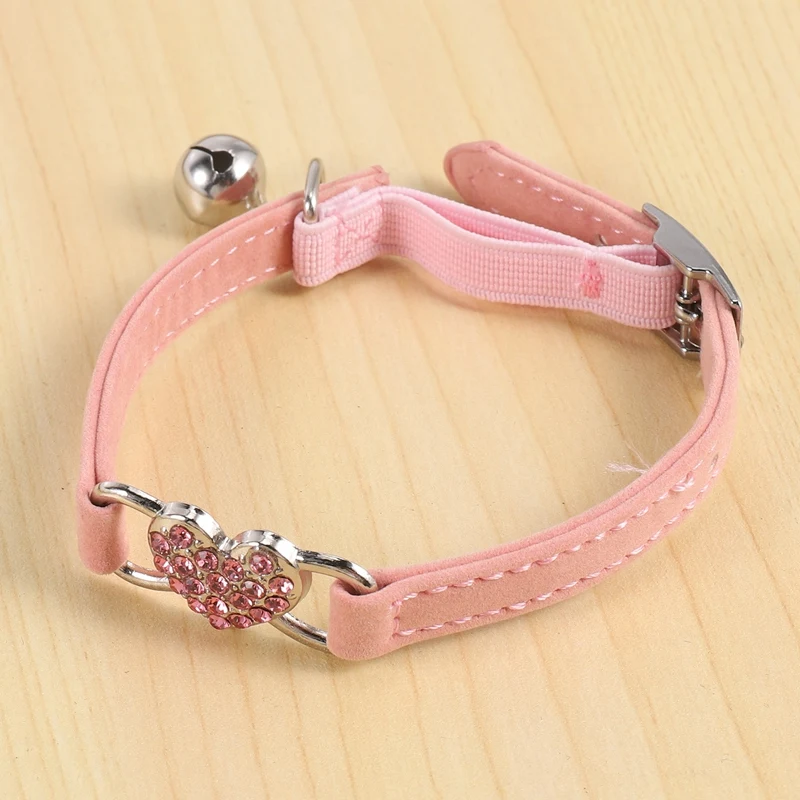 Ошейник для кошки с сердечком и колокольчиком, безопасная регулируемая эластичность, мягкий бархатный материал, товар для домашних животных, маленький, размер S, розовый.