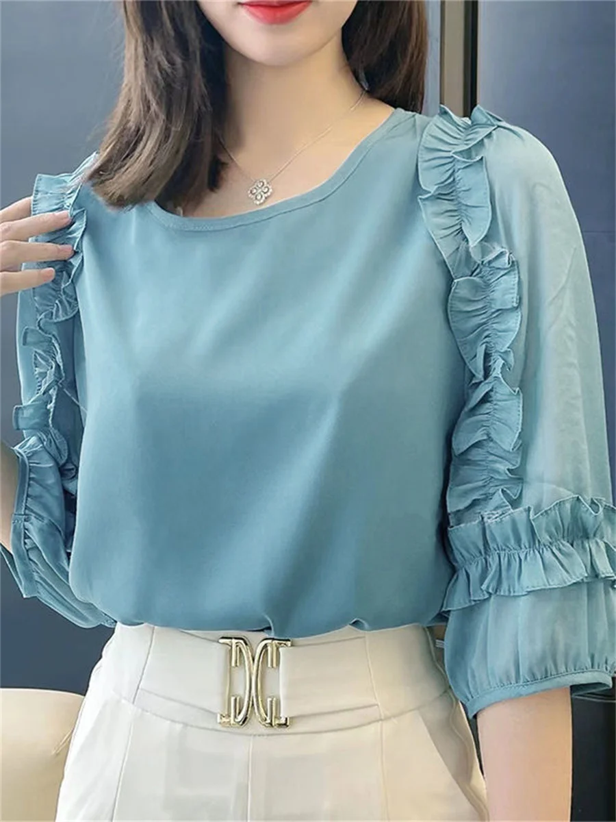 Блузка женская свободного покроя с рукавом до локтя круглым вырезом и оборками