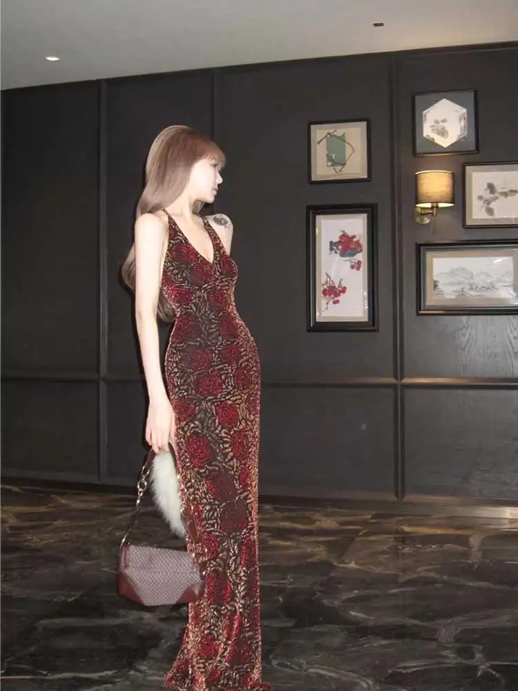 Женское бархатное платье с V-образным вырезом и лямкой на шее