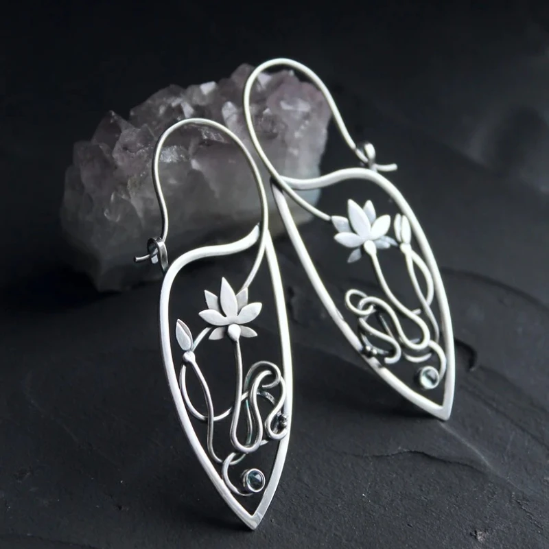 

Ethnic Style Flower Hollow Earrings Niche Design Pure Desire Wind Earrings for Women Senior Temperament Jewelry Accessories
