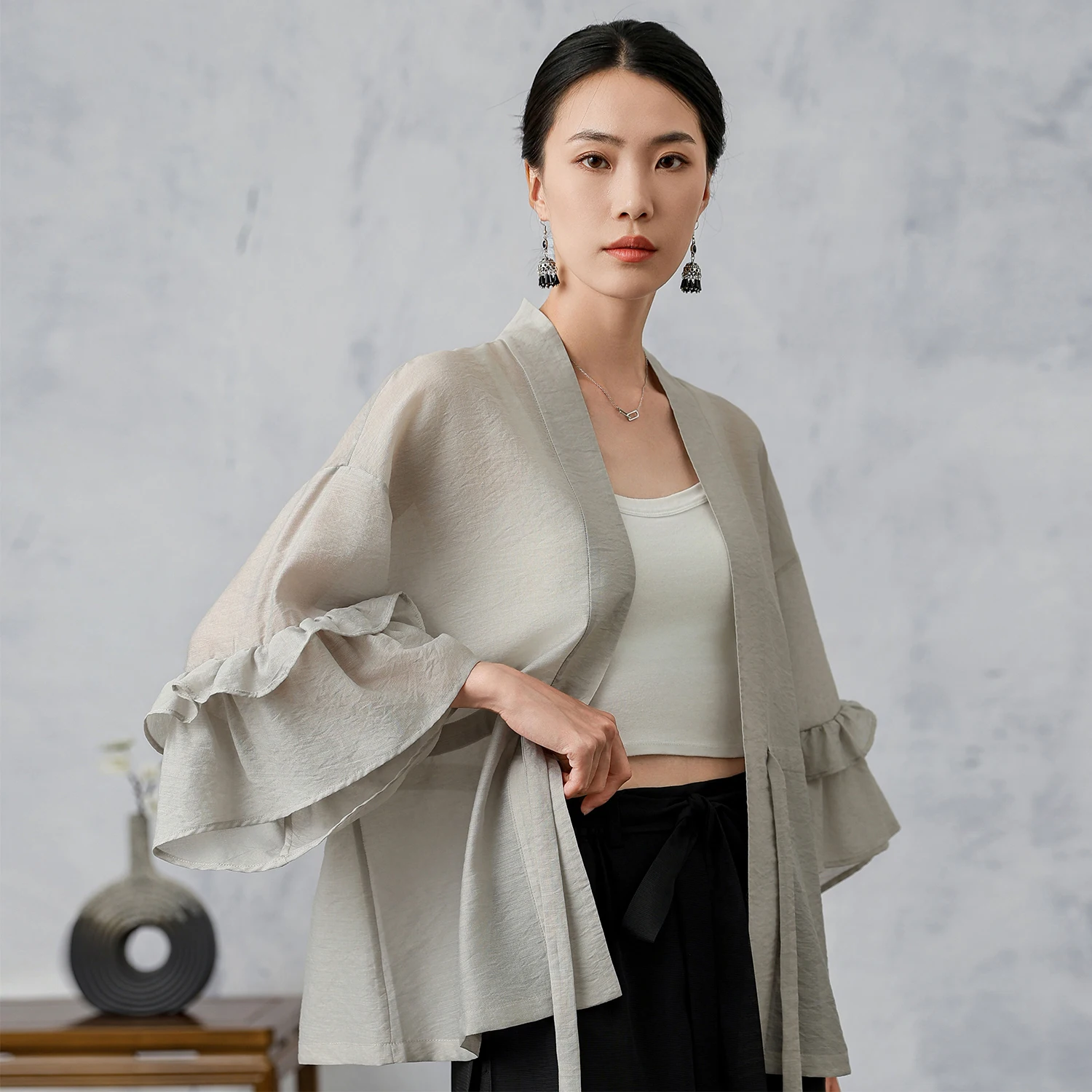 Оригинальная ранняя весна пригородная блузка с рюшами на рукавах высокое