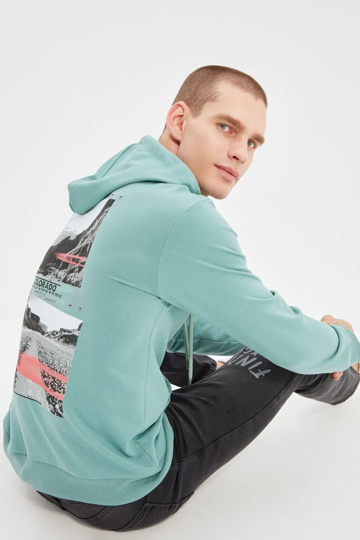 

Trendyol Men 'S Regular Fit Hooded Sweatshirt TMNAW22SW0147