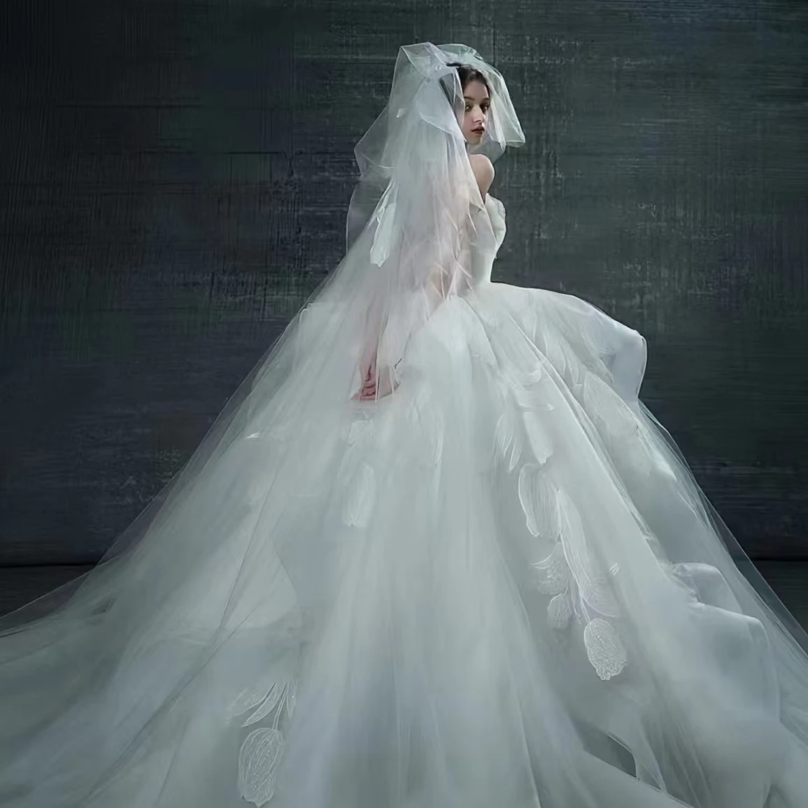 Свадебное платье с цветочным принтом на открытом воздухе весна 2024 новое