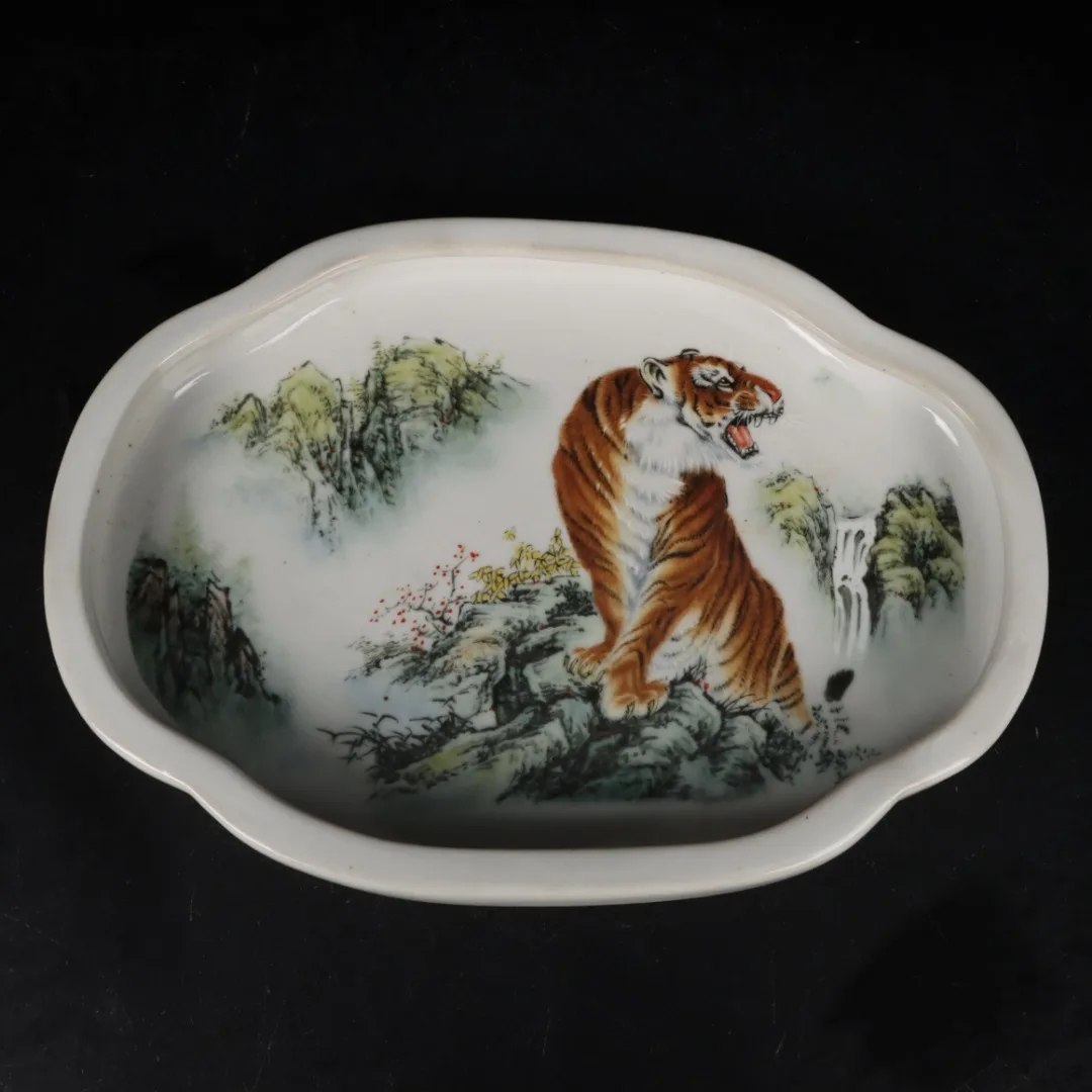 

Pink Color Tiger And Tiger Vitality Pattern Flower Mouth Tea Plate