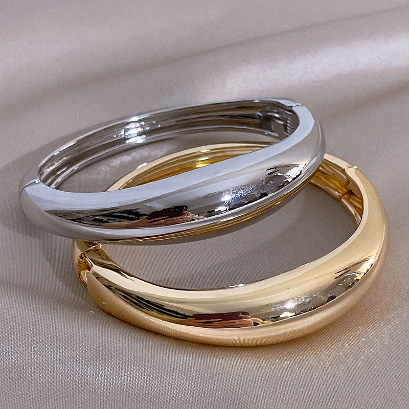 Женский широкий браслет из металлического сплава