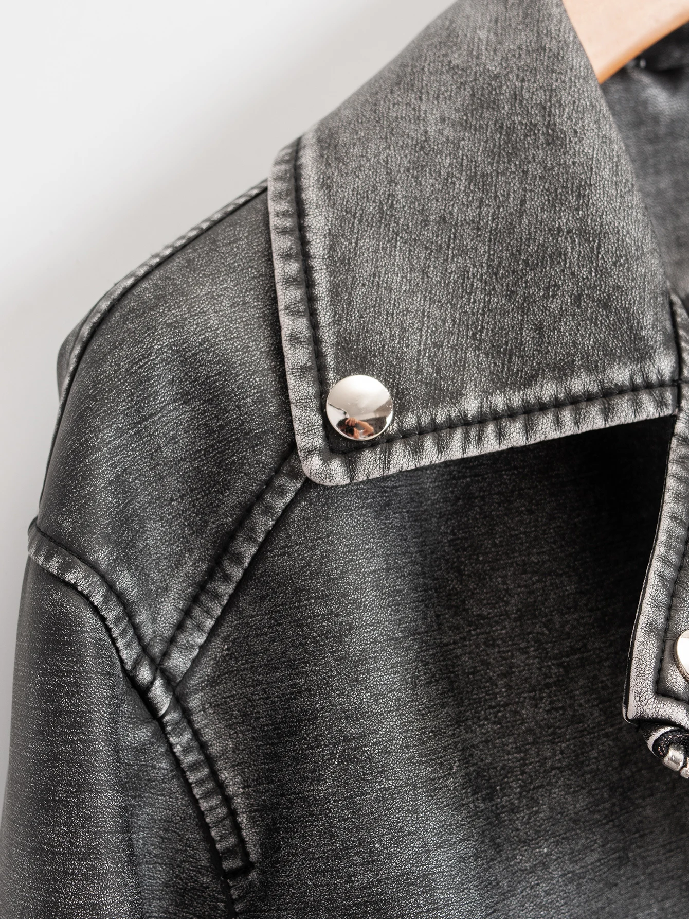 Куртка женская короткая из искусственной кожи на молнии