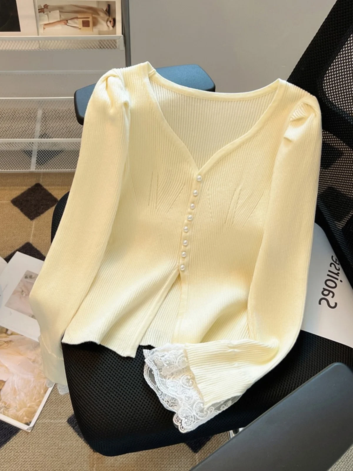 Вязаный кардиган с длинными рукавами и v-образным вырезом во французском стиле.