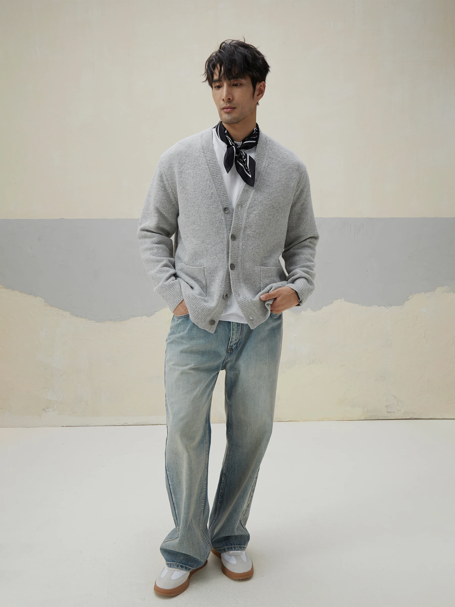 Мужской однобортный трикотажный кардиган Lezora черный с цветочным принтом из