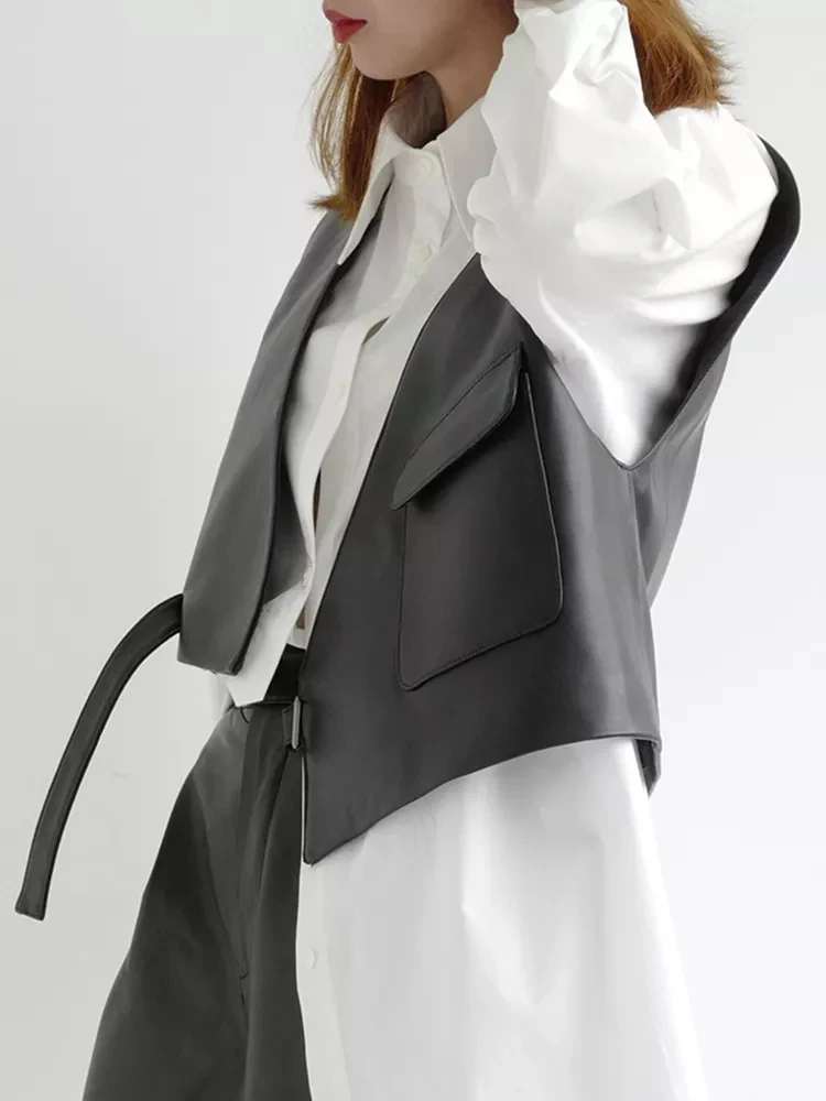 

Женский короткий жилет из искусственной кожи с V-образным вырезом и карманами