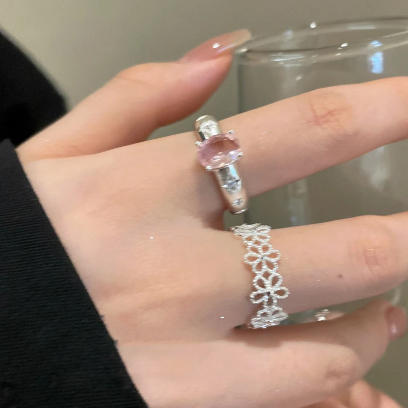 Женское кольцо в виде лепестков и бабочек с кружевом