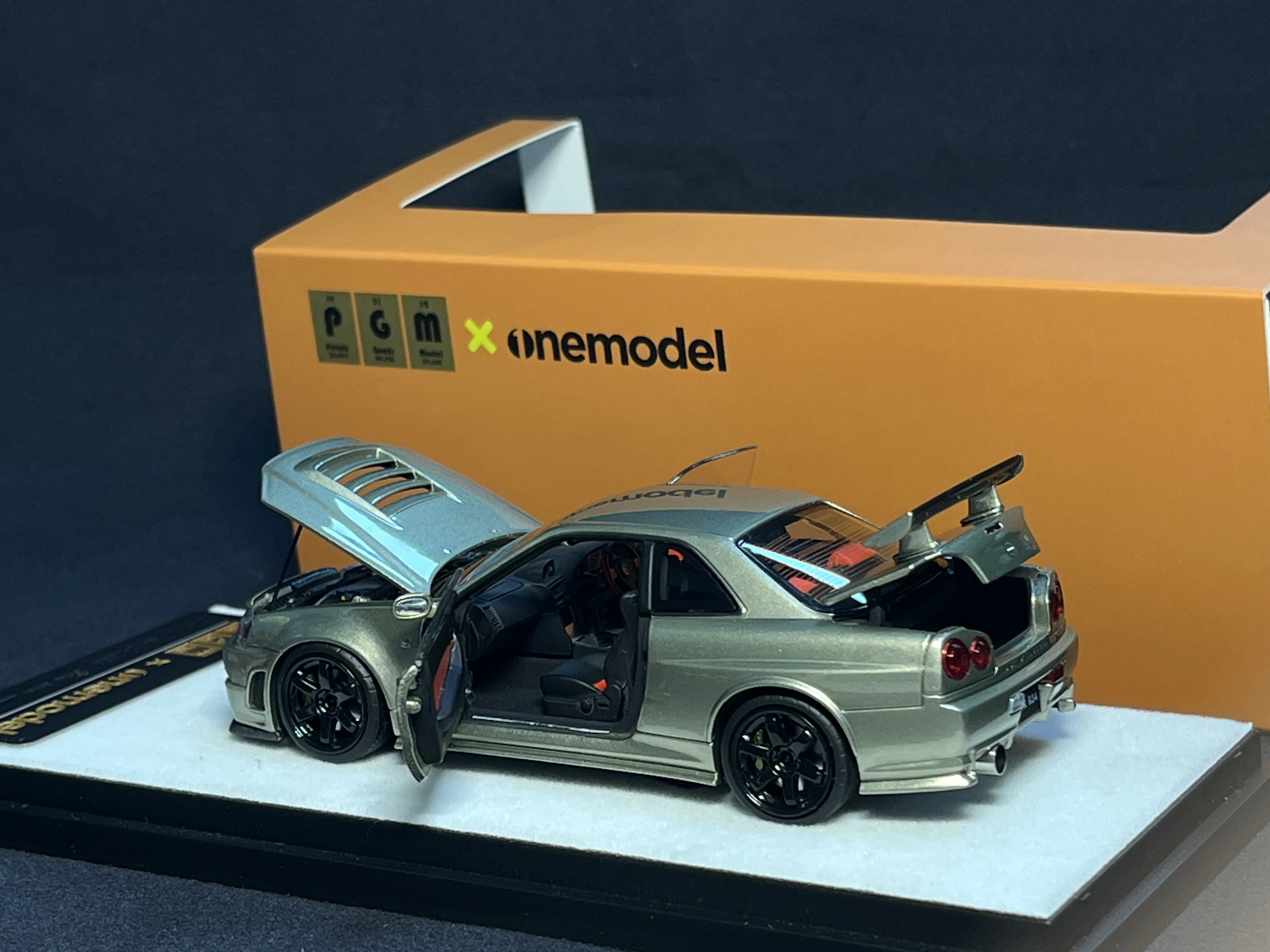 ** Готовый запас модель PGM и One 1:43 R34 Z - Tune полностью открытая изумрудно-зеленая