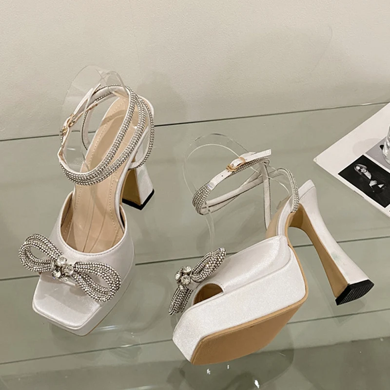 

Женские босоножки со стразами, открытым бантом и ремешком на щиколотке