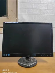 Бывший в употреблении ЖК-монитор на 19 дюймов, стоит очень дешево