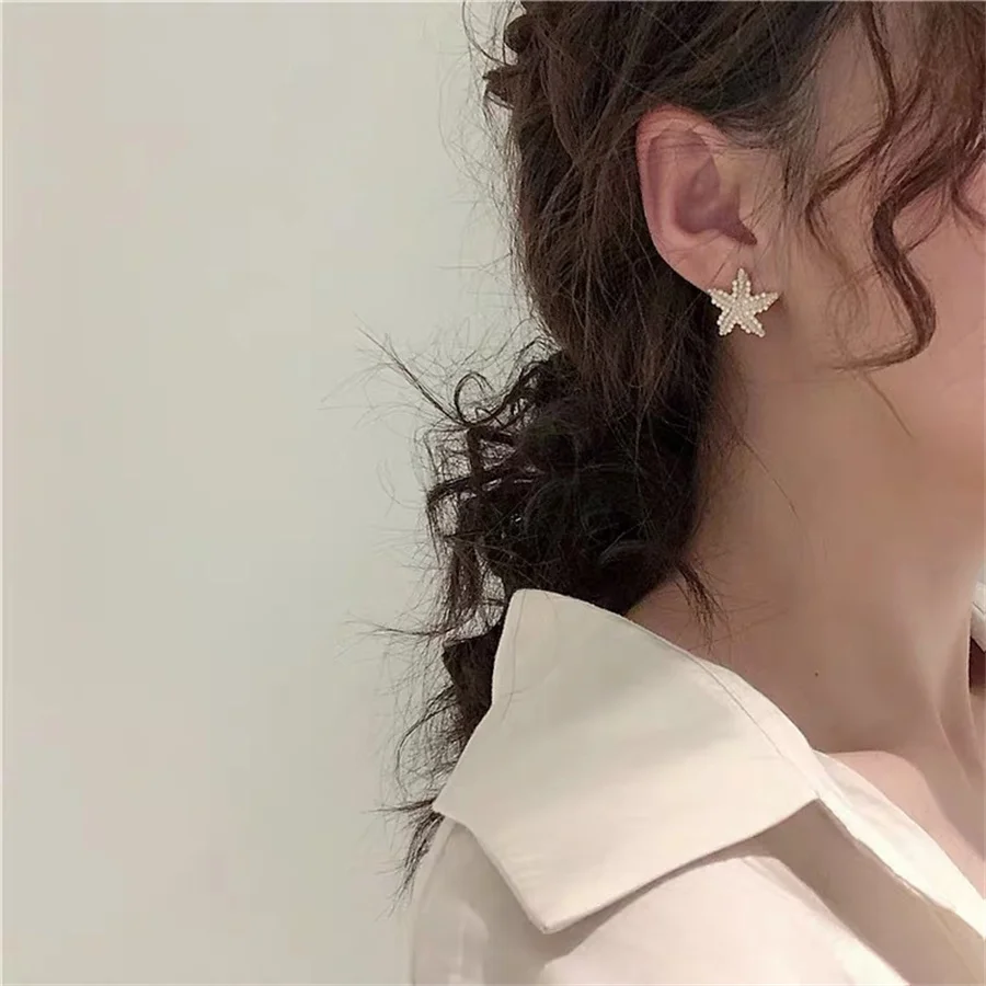 Женские серьги в виде морской звезды золотого цвета