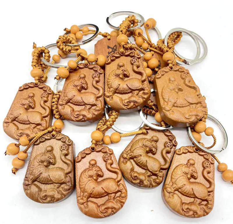 Новинка 2022 модный брелок из красного дерева с трехмерной гравировкой подвески в