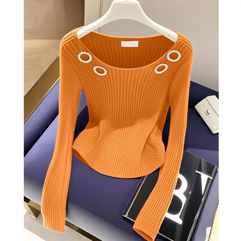 Ношение небольшого ароматного вязаного топа для ранней осени с женским