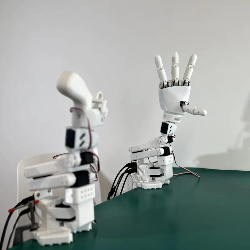 Фото Собранная роботизированная рука SO-ARM101 с AmazingHand LeRobot, 8 степеней свободы, программируемый роботизированный манипулятор, набор для проектов с ИИ для общения с лицом №2