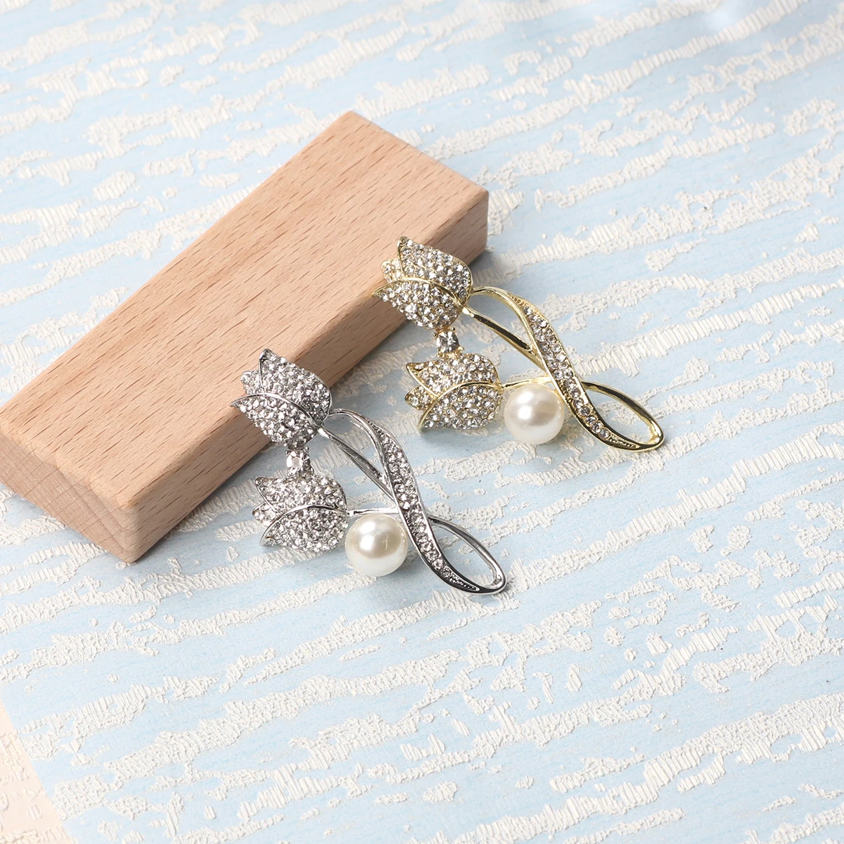 

Fashion High-end Rhinestone Tulip Flower Brooch Anti Light Brooch Collar Pin Jewelry Party Gift