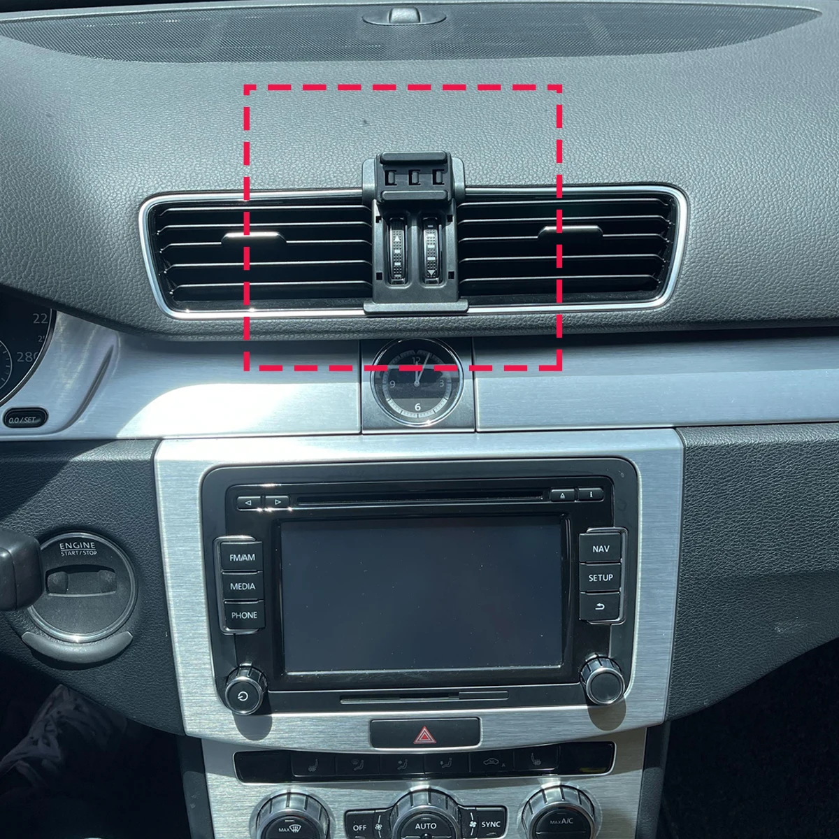 Фото Автомобильный держатель телефона для Volkswagen VW Passat B7 2015 2016, автомобильное зарядное устройство с беспроводной зарядкой, подставка для Magsafe, аксессуары №2