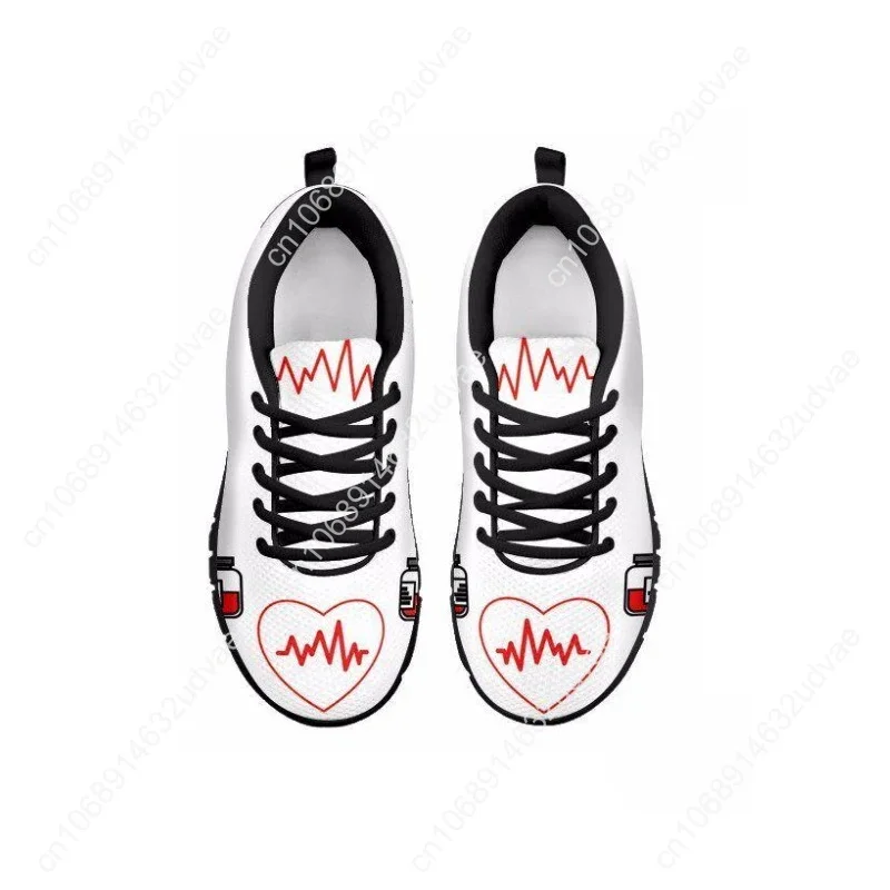 Женские кроссовки дышащие сетчатые плоская подошва с принтом сердца для