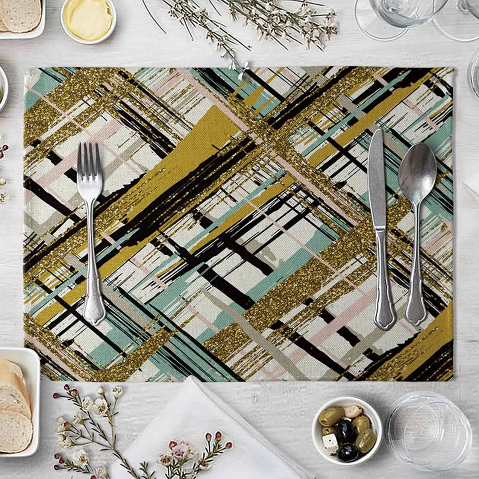 

Набор столовых приборов, термостойкие коврики различных цветов, маленькие столовые приборы для обеденного стола