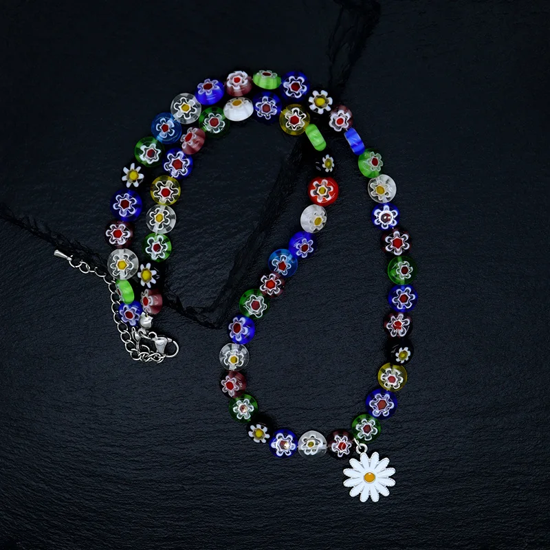 

European and American beauty blogger Li Danni with the same color glass fireworks daisy necklace collarbone chain female