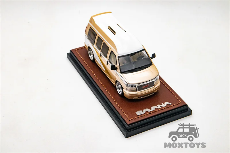 Литая под давлением модель автомобиля GOC 1:64 GMC SAVANA The Golden Tour Limited450