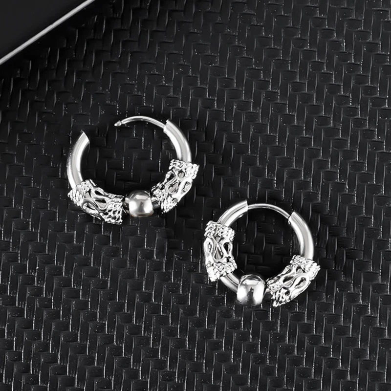 Серьги-гвоздики в готическом стиле