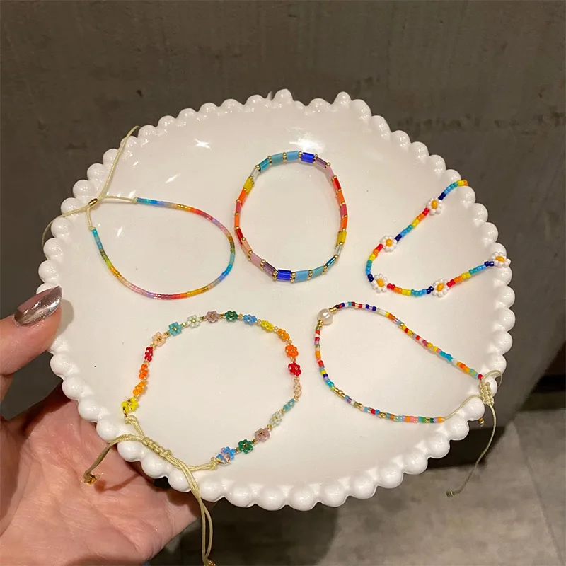 Женский браслет с бусинами и жемчугом летняя бижутерия