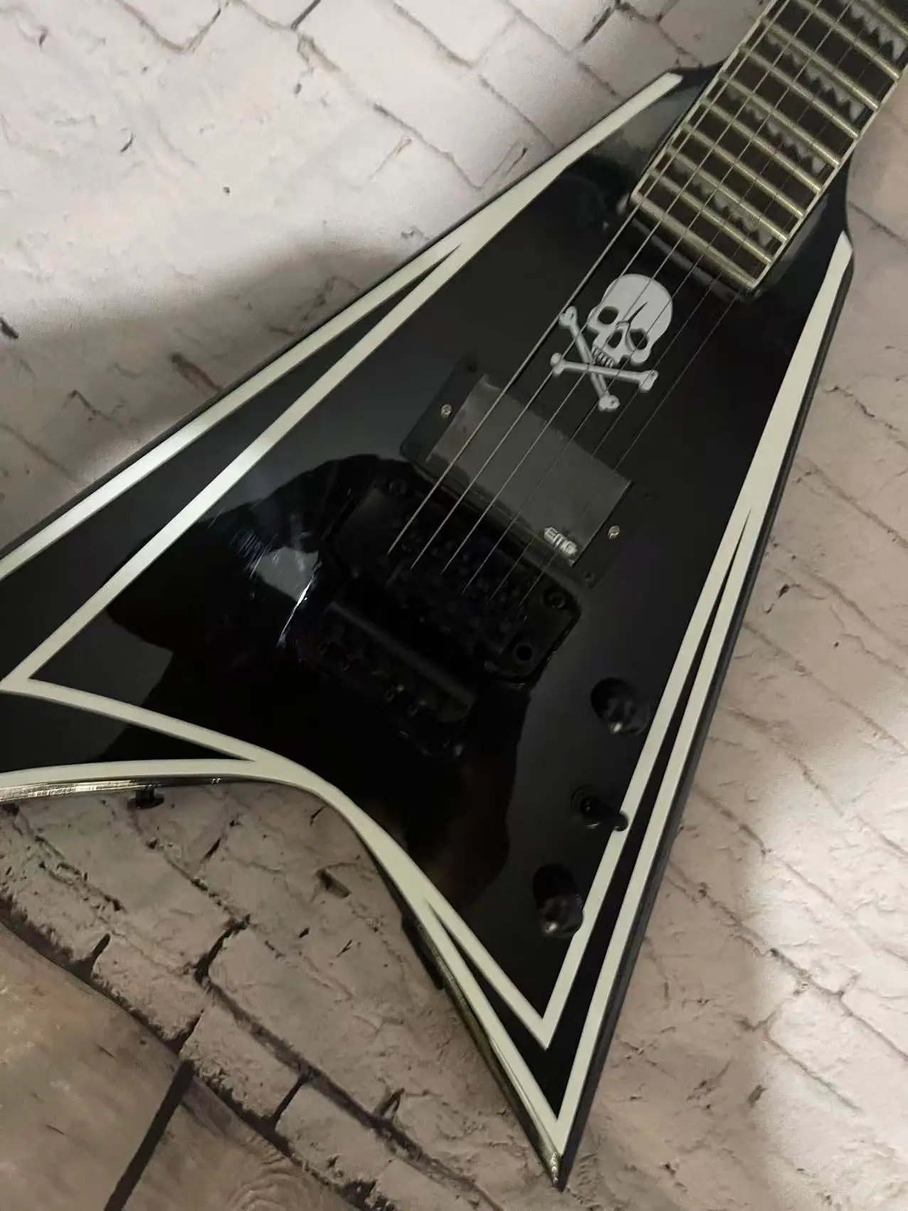 Электрогитара 6-канальная электрогитара в стиле Alien черный корпус с белыми