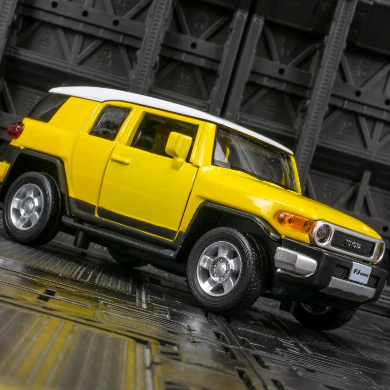 Коллекционная модель 1/32 Toyota FJ Cruiser из металлического сплава создана под