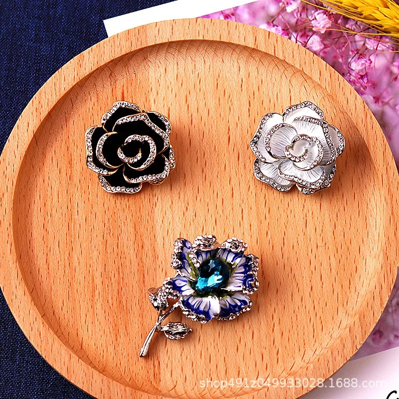 

2023 New Luxury Camellia Brooch Female Temperament Elegant Paint Studded Small Fragrant Dress Bag Advanced Brooches for Women
