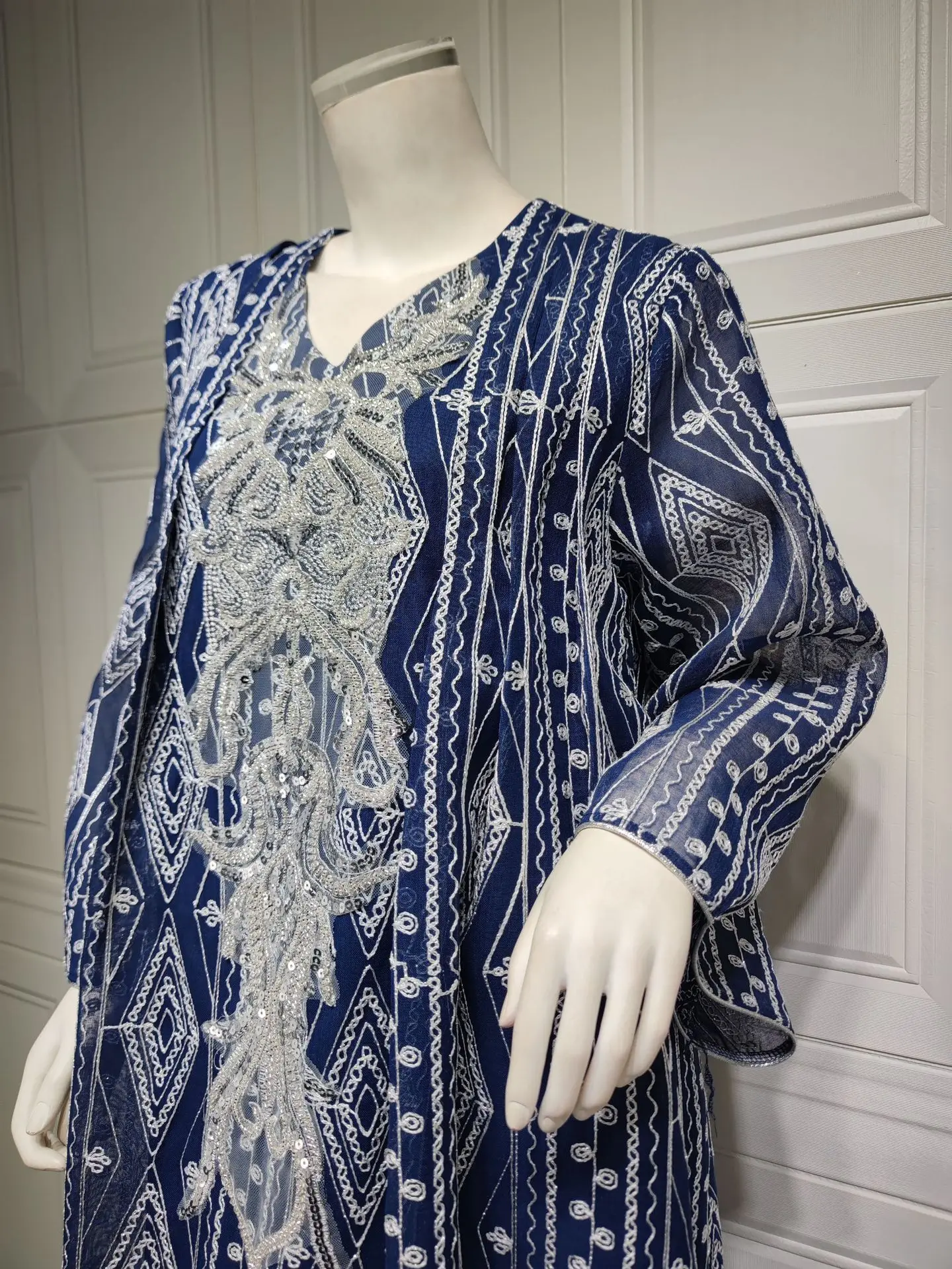 2023 Spring Summer Muslim Fashion Long Sleeve V-neck Embroidery Polyester Long Abaya Muslim Dresses Women Abaya Dubai