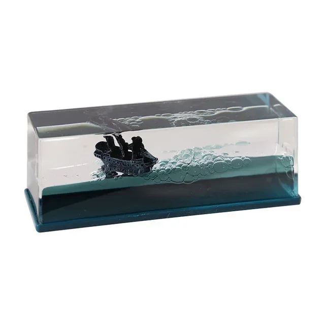 

Миниатюрный пластиковый круизный лайнер "Титаник"