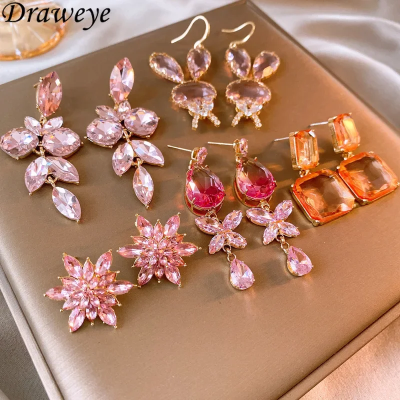 Женские серьги-подвески в виде розовых цветов