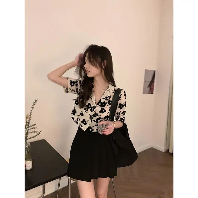 

[Two-piece suit] Summer new casual color contrast print short V-neck shirt + black high-waist pleated skirt for women