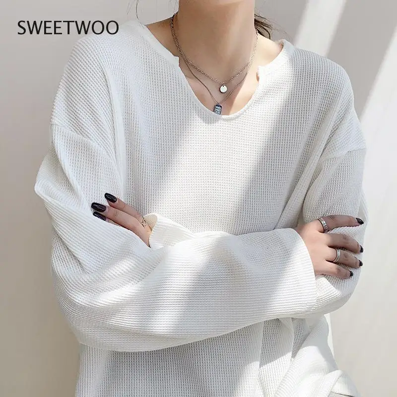 

Модная белая футболка с длинным рукавом и V-образным вырезом для женщин, простые повседневные свободные футболки для девочек, новинка 2022, од...