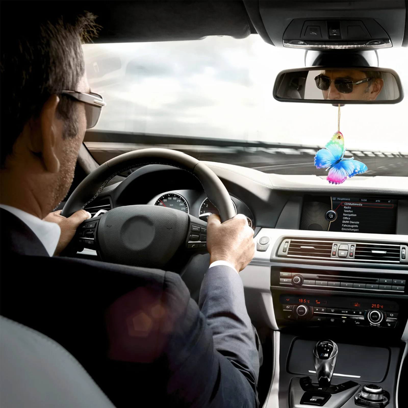 Учёные машини. Быстрый вызов авто черно белая. Звонки машины. Девушка с ключами от машины. А вызове авто.