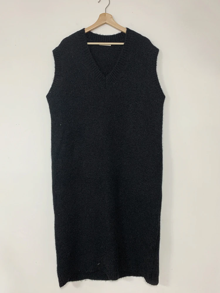 Женское трикотажное платье-жилет с V-образным вырезом