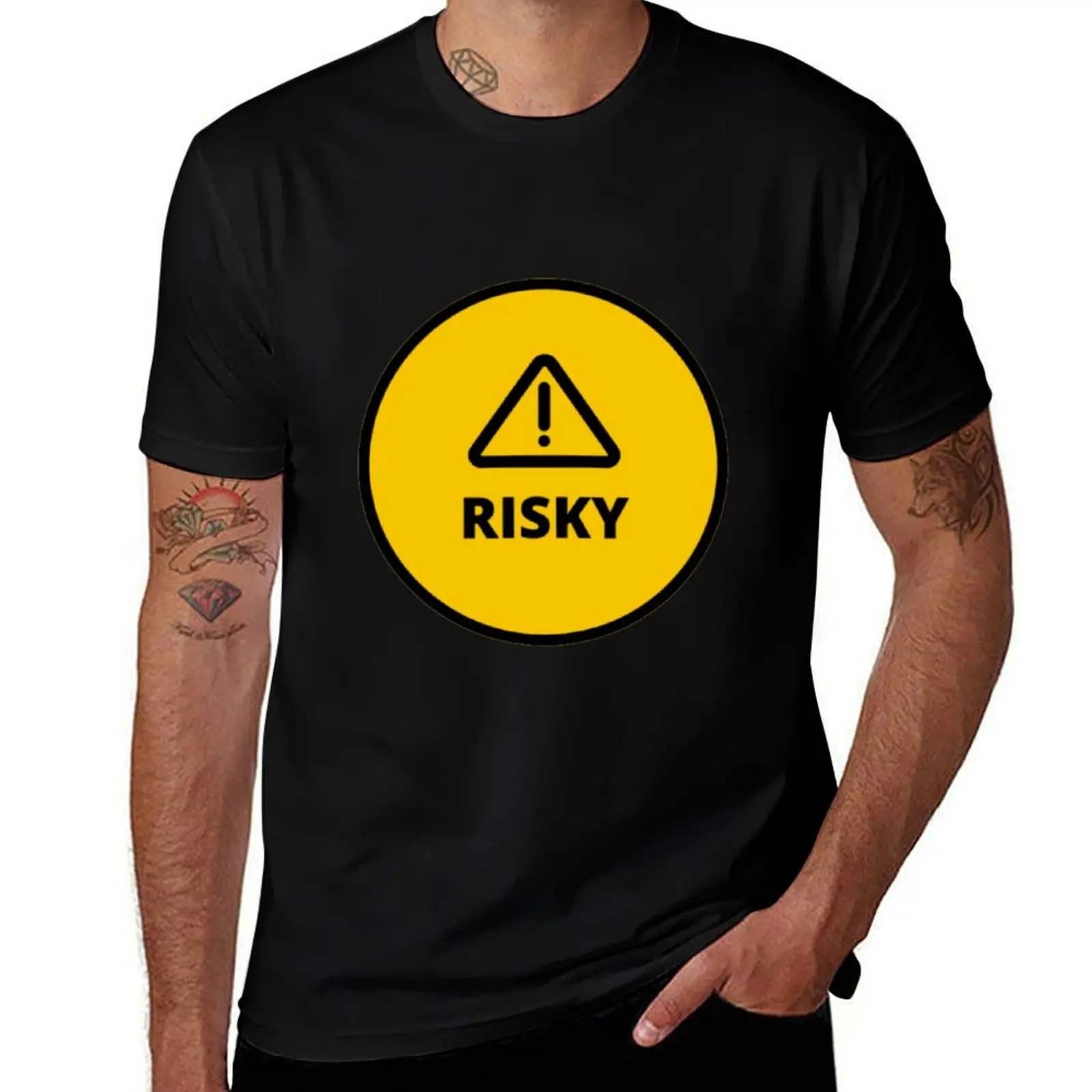 Фото Футболка с круглым вырезом и дизайнерской наклейкой Risky, базовая однотонная хлопковая футболка с короткими рукавами №1