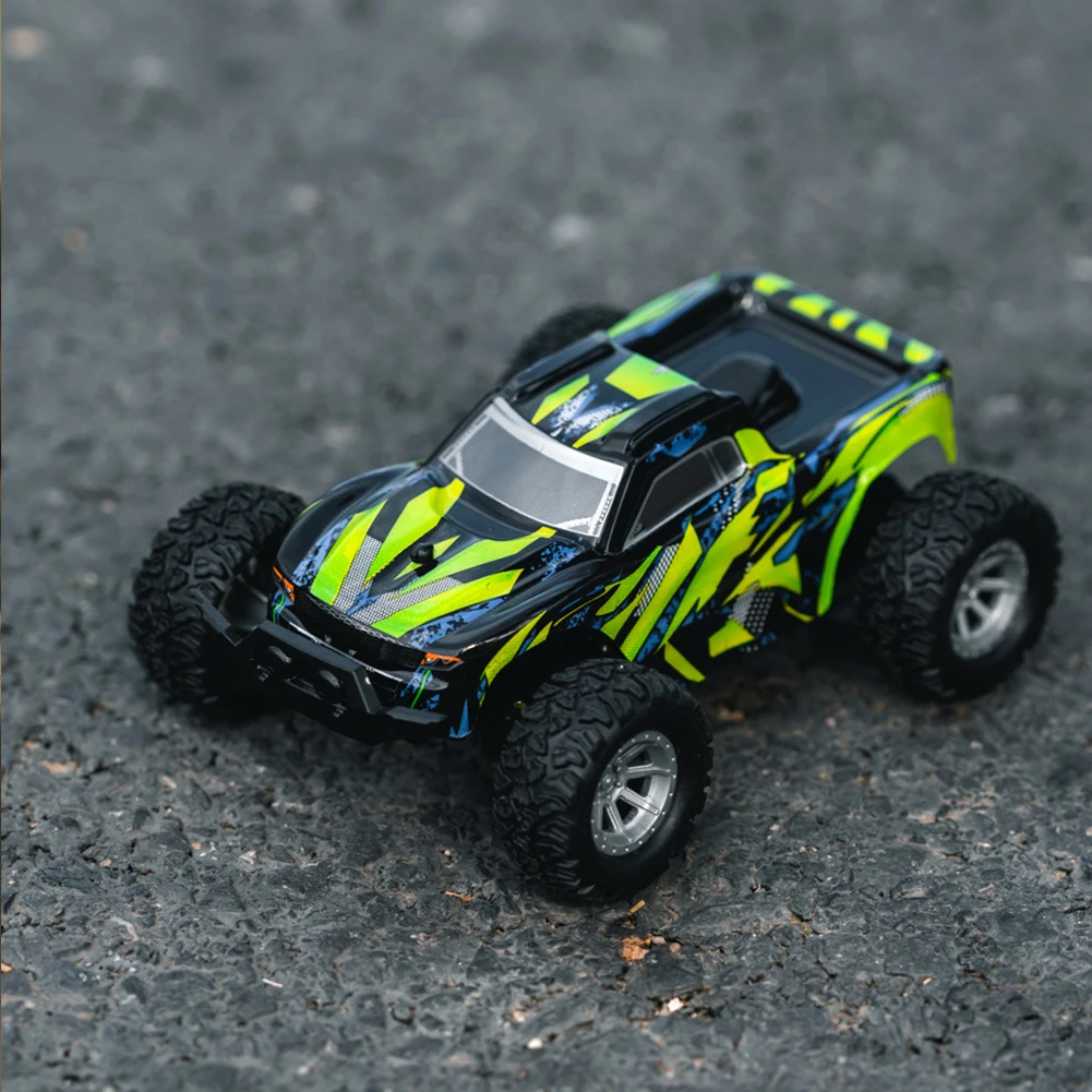 

Машинка на гусеничном аккумуляторе с подсветильник кой, 2,4 ГГц, 1:32