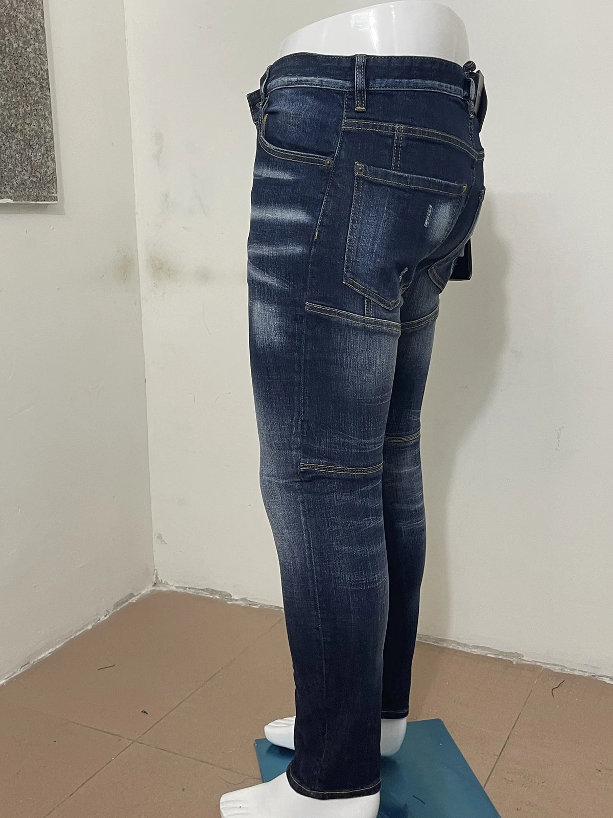 Spring/summer 2023 new style washed and worn micro-bullet slim simple accessories d2 jeans fashion men small feet jeans man