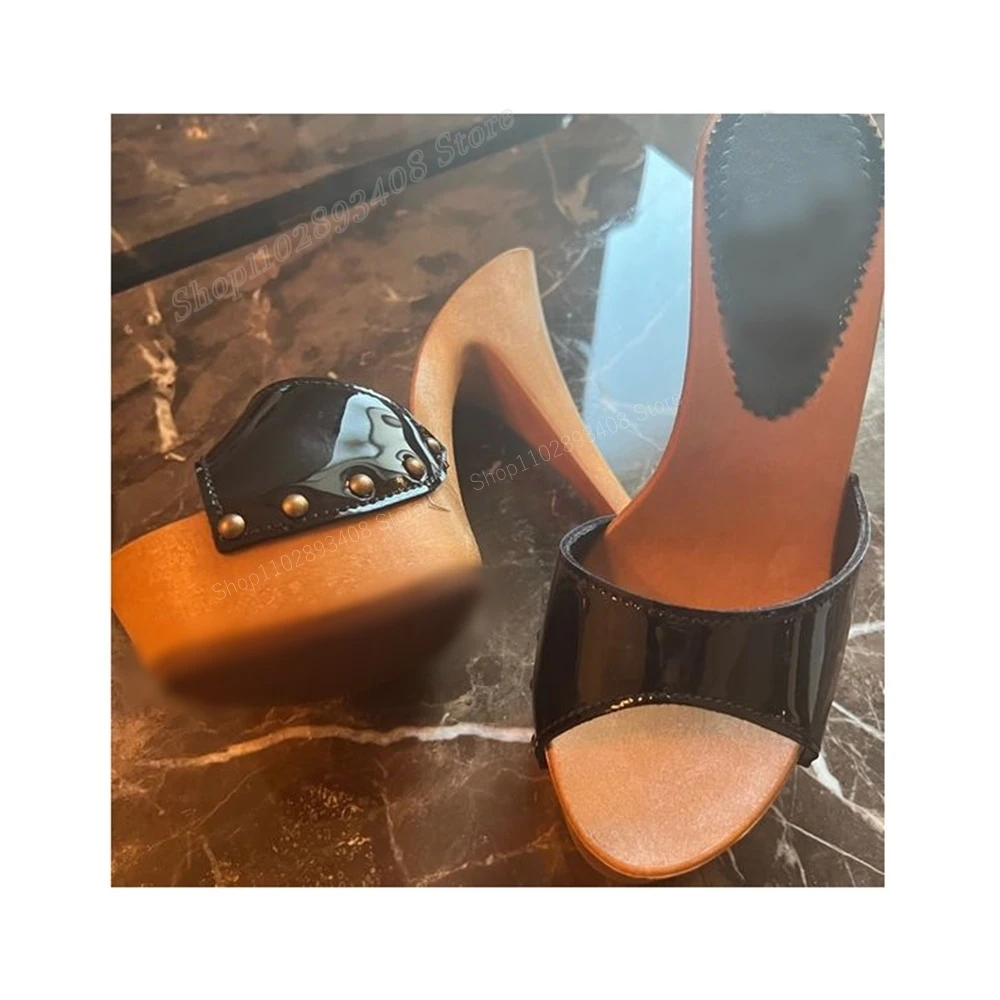 Черные лакированные кожаные шлепанцы с открытым носком на высоком