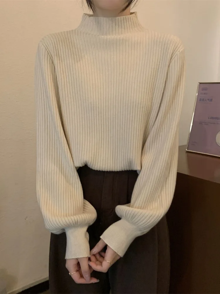 Простой мягкий свитер с рукавами-фонариками и полувысоким воротником женский