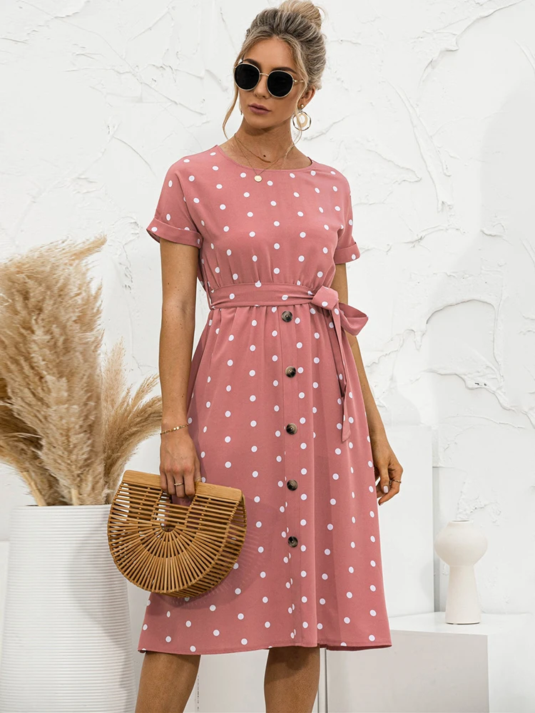 Женское длинное платье в горошек повседневное розовое средней длины с коротким